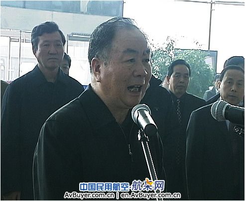 中央政治局委员王乐泉春节期间到新疆民航慰问