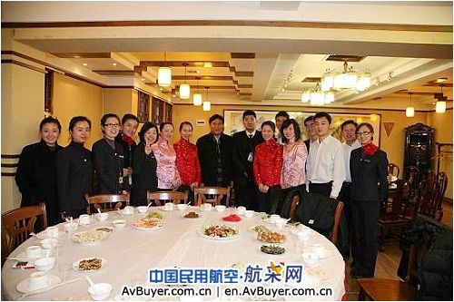 东航山东吴中东总经理与机场员工共进年夜饭