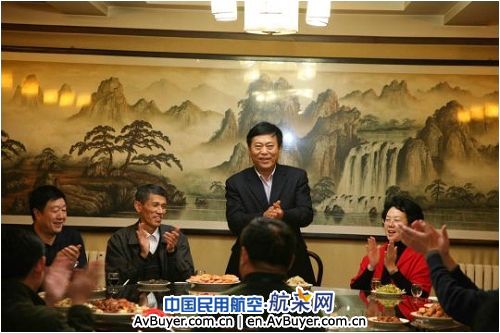 东航山东吴中东总经理与机场员工共进年夜饭