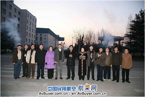 东航山东吴中东总经理与机场员工共进年夜饭