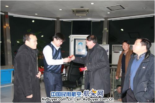 民航天津空管局长张强慰问坚守岗位的同志