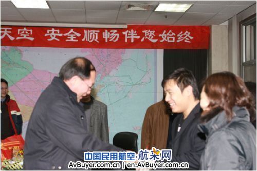 民航天津空管局长张强慰问坚守岗位的同志