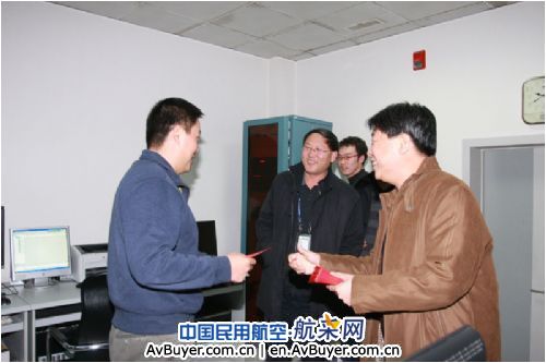 民航天津空管局长张强慰问坚守岗位的同志