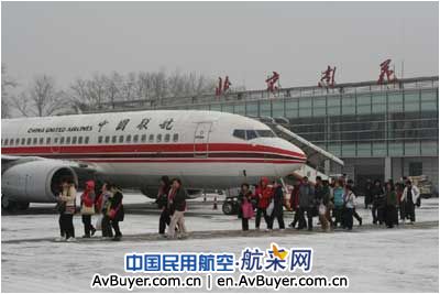 中联航齐心协力应对南苑机场09年首场降雪