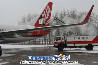 中联航齐心协力应对南苑机场09年首场降雪