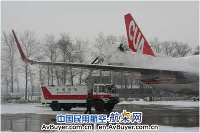 中联航齐心协力应对南苑机场09年首场降雪