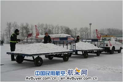 中联航齐心协力应对南苑机场09年首场降雪