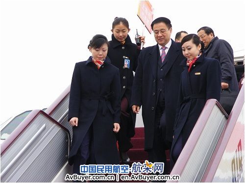 东航北京“京燕组”热情服务两会代表绽放光彩