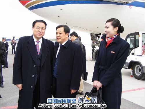 东航北京“京燕组”热情服务两会代表绽放光彩