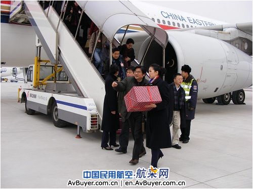 东航北京“京燕组”热情服务两会代表绽放光彩