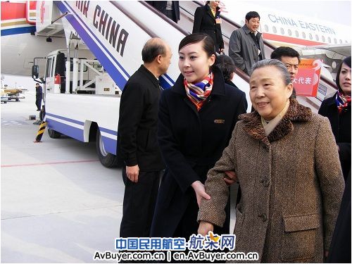 东航北京“京燕组”热情服务两会代表绽放光彩