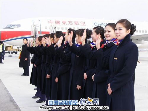 东航北京“京燕组”热情服务两会代表绽放光彩