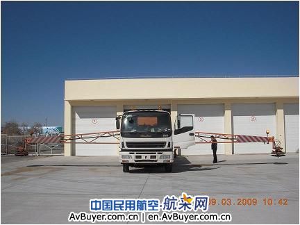 锡林浩特机场公司揣摩冬季除冰“壮汉”的脾性