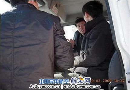 锡林浩特机场公司揣摩冬季除冰“壮汉”的脾性