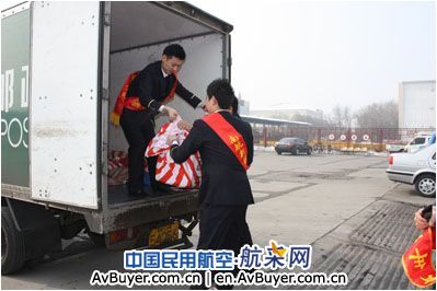 南航新疆保卫部组织员工开展青年志愿者活动