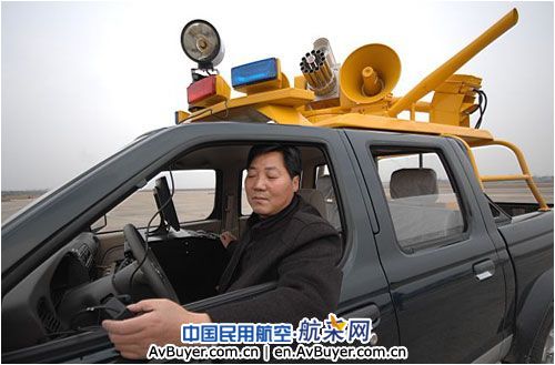 襄樊机场“鸟枪换炮” 高科技驱鸟车投入使用