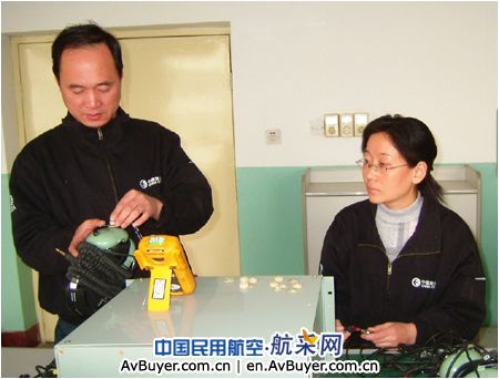 东航山西维修部员工自己动手修理地面耳机