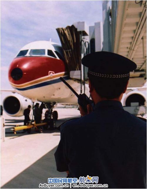 东航甘肃分公司空警机上调解旅客纠纷