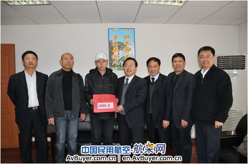 安徽机场集团小区保安孤身斗小偷 捍卫业主利益