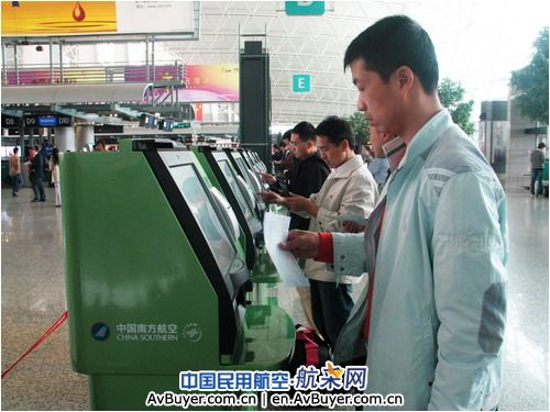 南航新增14台自助乘机设备方便旅客出行