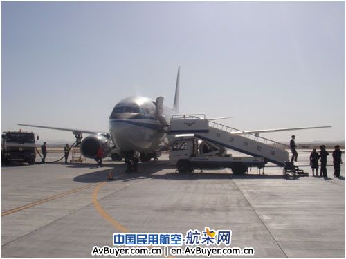 锡林浩特机场迎来首架737—700型客机