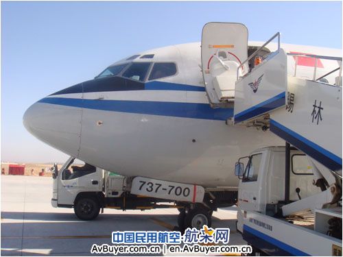 锡林浩特机场迎来首架737—700型客机