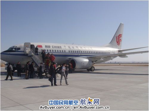 锡林浩特机场迎来首架737—700型客机