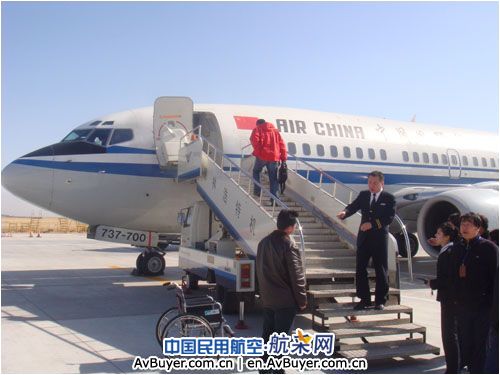 锡林浩特机场迎来首架737—700型客机