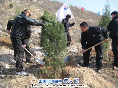 东航北京维修部团员青年关注环保开展植树活动