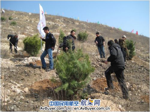 东航北京维修部团员青年关注环保开展植树活动