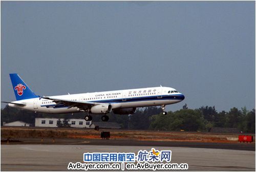 长沙机场3200米跑道启用后首次降落新机型