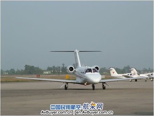 飞院顺利完成民航局李家祥局长专机保障任务