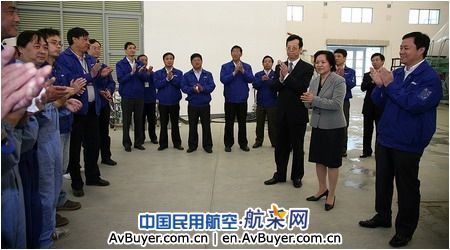 中国商飞薛利前往ARJ21飞机喷漆现场慰问职工