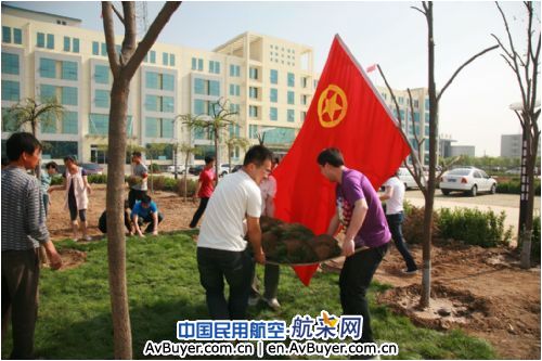 民航山西空管分局团委组织团员开展植草活动