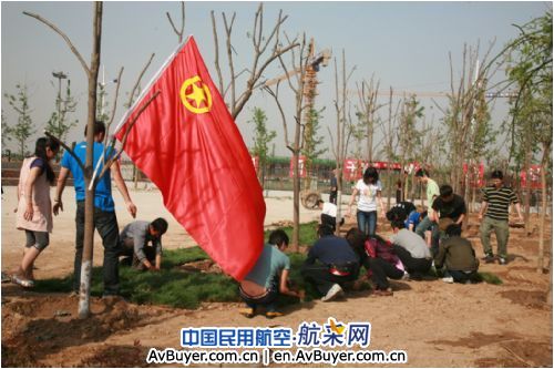 民航山西空管分局团委组织团员开展植草活动
