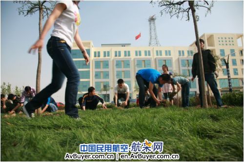 民航山西空管分局团委组织团员开展植草活动