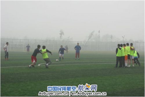 国航客舱部与飞行总队举行迎“五四”足球友谊赛