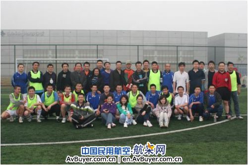 国航客舱部与飞行总队举行迎“五四”足球友谊赛