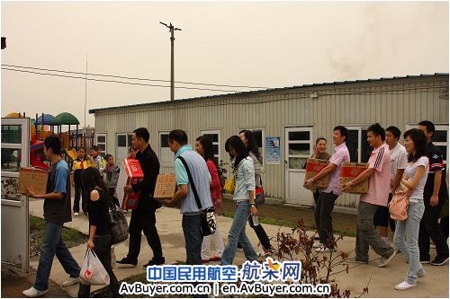 5.12永远的爱－鹰联航空赴地震灾区慰问纪实