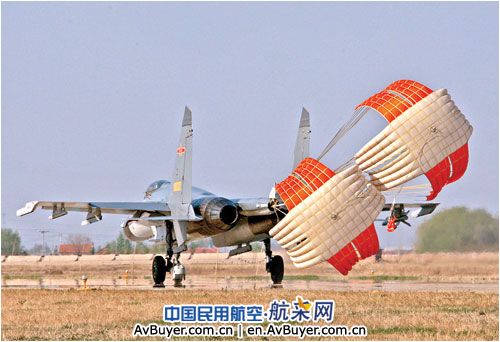 一架架执行训练任务的战鹰平安归来