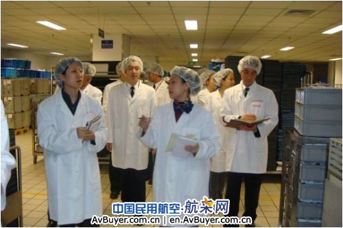 国航客舱部“金凤组”乘务员与北京航食进行交流