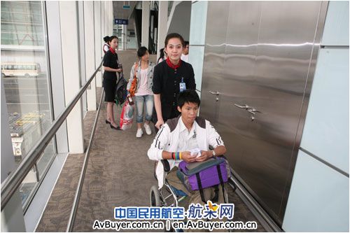 首都机场贵宾公司精心保障北川中学师生抵离京