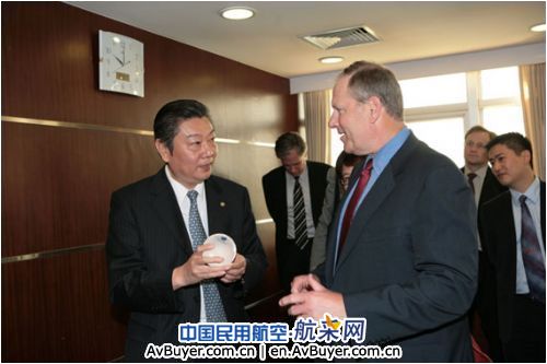 中航总经理林左鸣会见霍尼韦尔董事长高德威