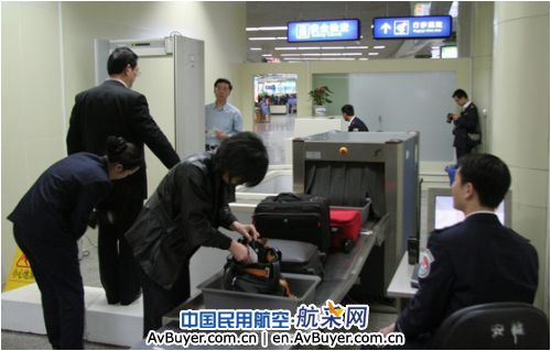 昆明机场：安检员火眼金睛 违禁品插翅难飞