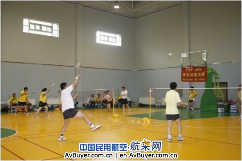 南航北方分公司地服部羽毛球协会举办邀请赛