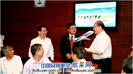 中国商飞张庆伟向中国工程院主席团汇报工作