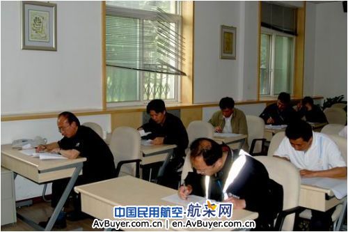 东航西安维修基地组织开展09年放行人员考试