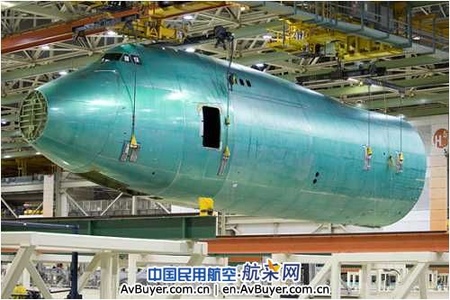 波音首架747-8货机前机身组装完毕