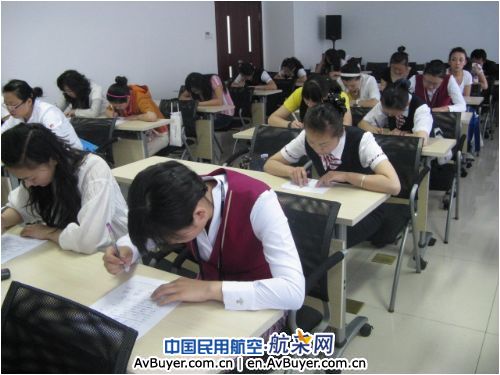 南航新疆公司组织业务考试提高服务员工素质
