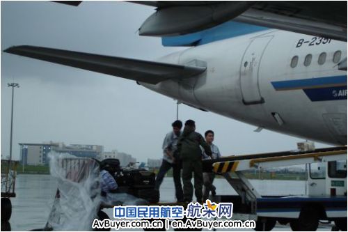 大暴雨考验一线作业 南航装卸人应对自如